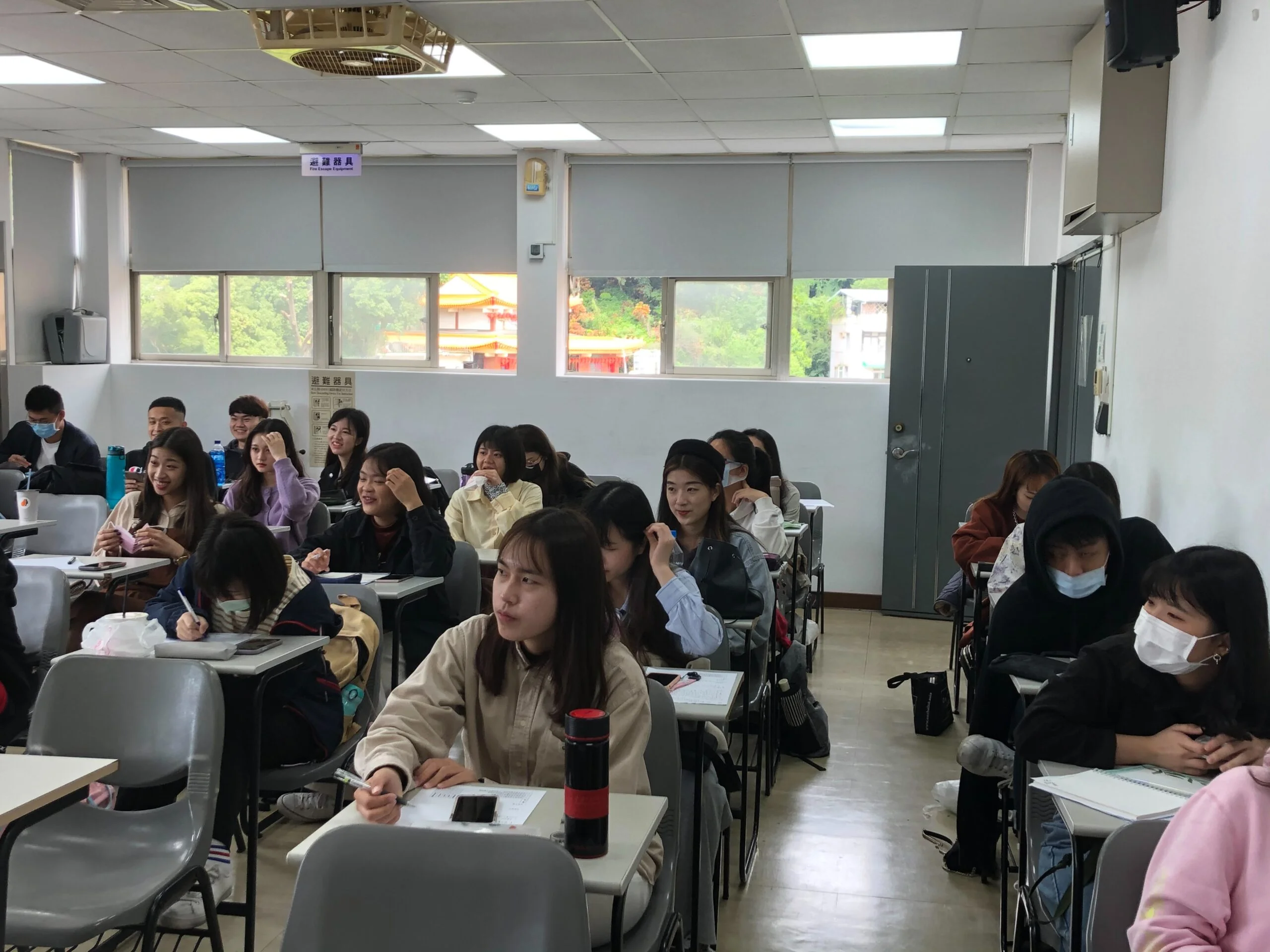 圖二、同學們仔細地聆聽講者的分享。