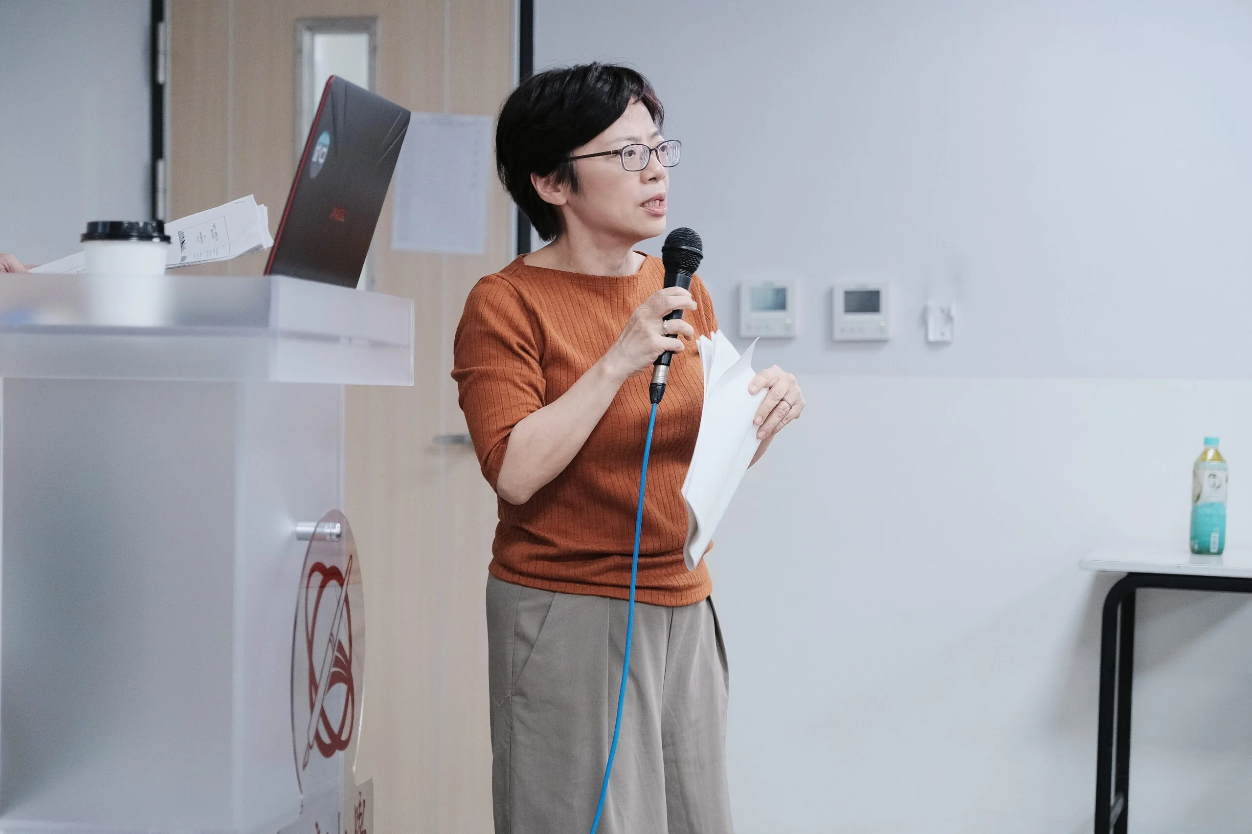 圖一、葉蓉慧教授指導口語傳播暨社群媒體學系「互動話語分析」課程。