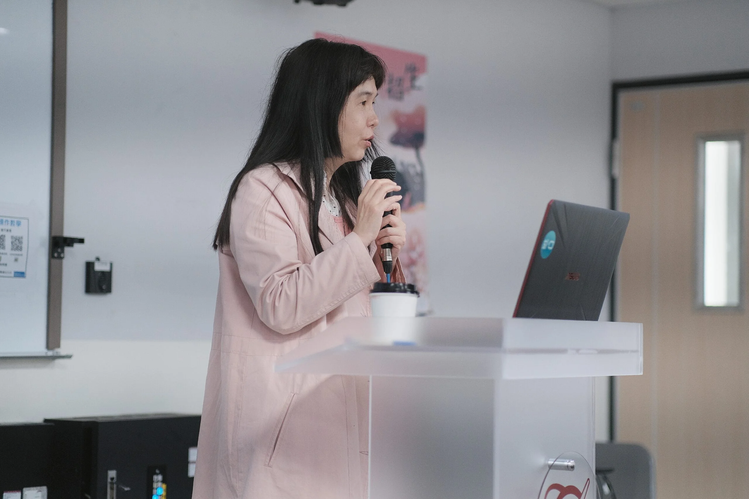圖二、此次講座邀請蔡友月老師擔任講師為口語傳播暨社群媒體學系進行經驗分享。