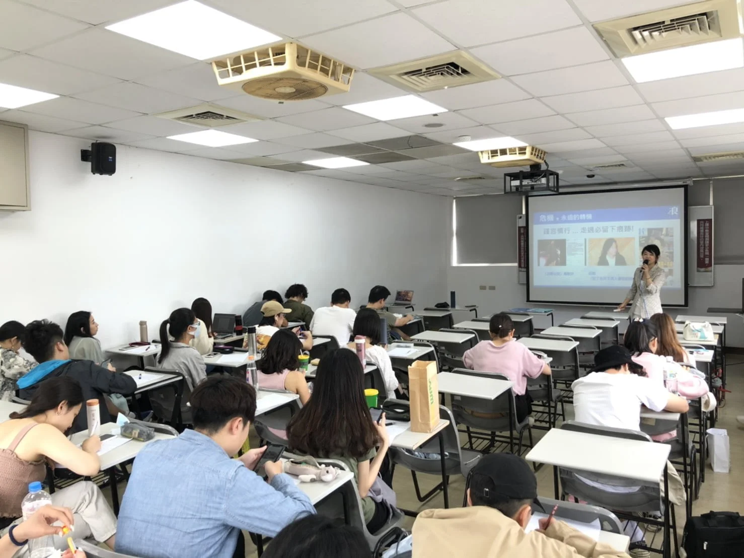 圖二：「網路溝通與當代社會」課程的修課同學專心聽講。