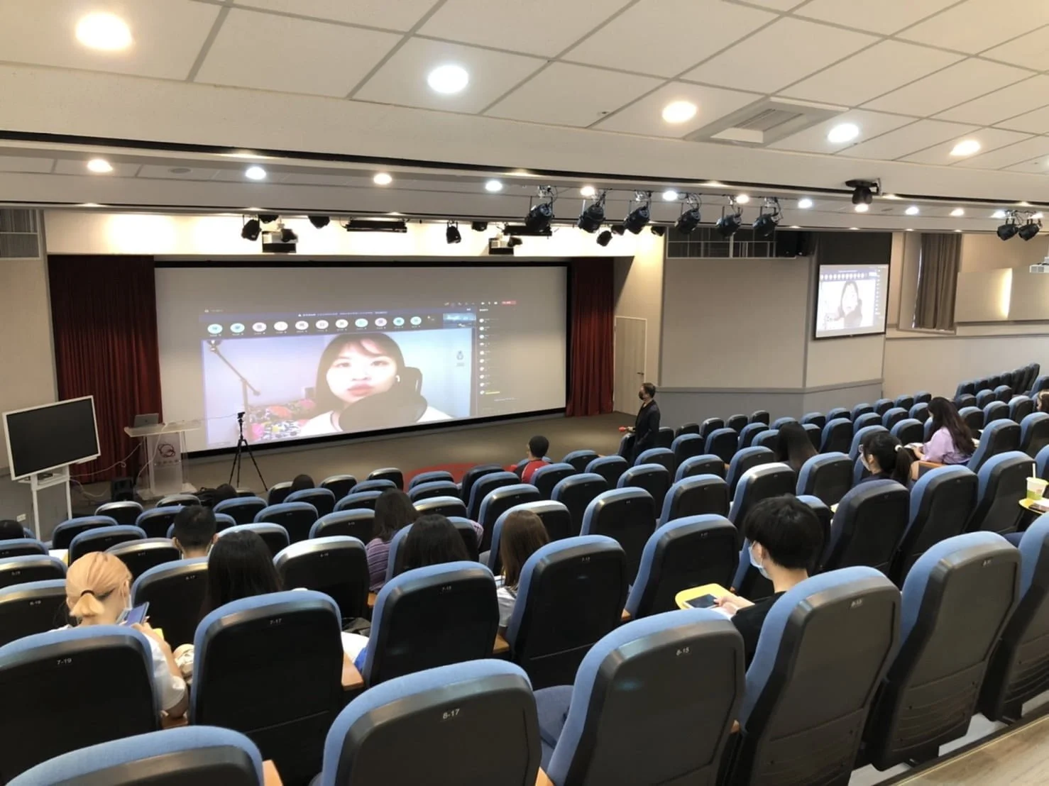 圖一、「網路溝通與當代社會」課程,邀請S風格社群工作室創辦人思葒「S編」進行線上講座。