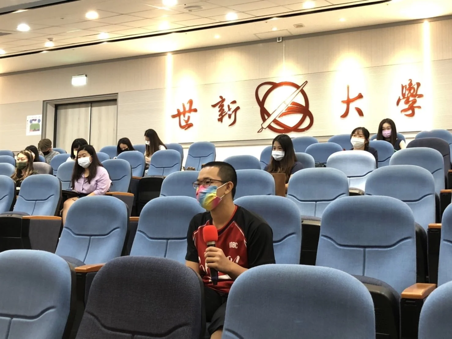 圖二、學生積極提問。