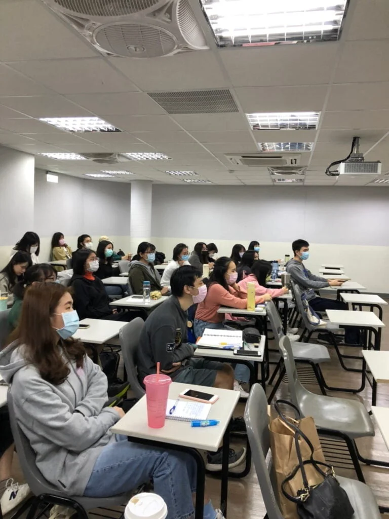 圖一：張瑋容學姊專注地與學弟妹們分享