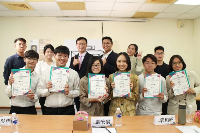 圖一：比賽結束後，全體參賽者與評審合照