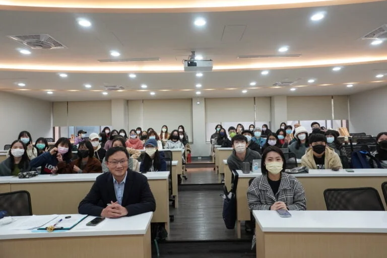 圖三、講者與授課老師及同學們大合照。