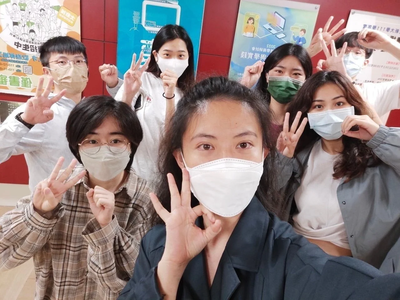 圖三：余惟與現場同學合影